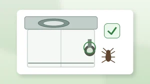賃貸住宅のキッチンで害虫の侵入口になりやすい隙間を確認する様子