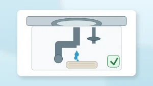 賃貸住宅のキッチン下で配管の水漏れと止水栓を確認する様子